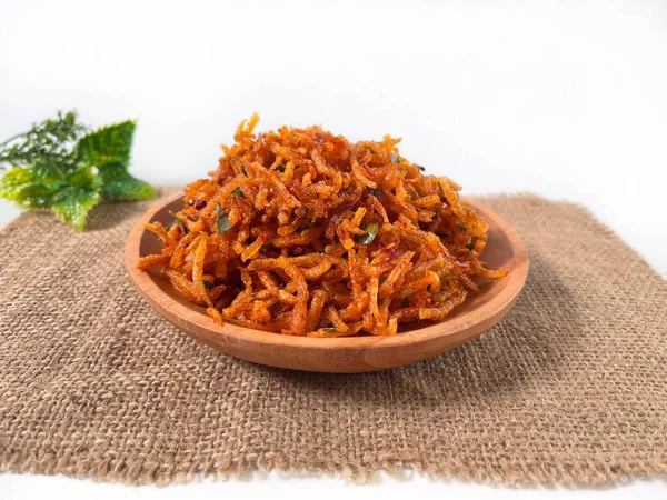 Kentang Mustofa, Endonezya gevreği ve baharatlı patates çubukları çuval bezi üzerinde servis edilir. Yemek temaları, reklamlar ve mutfak sunumları için ideal..