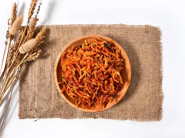 Kentang Mustofa, Endonezya gevreği ve baharatlı patates çubukları çuval bezi üzerinde servis edilir. Canlı dokuyu ve geleneksel çerez stilini gösteren en iyi görüntü.. 