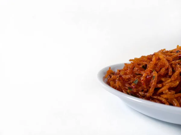 Kentang Mustofa, Endonezya gevreği ve baharatlı patates çubukları beyaz bir tabakta servis ediliyor ve beyaz arka planda kopyalama alanı ile izole ediliyor. Yemek temaları, reklamlar ve mutfak sunumları için ideal.