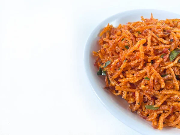 Kentang Mustofa, Endonezya gevreği ve baharatlı patates çubukları beyaz bir tabakta servis ediliyor ve beyaz arka planda kopyalama alanı ile izole ediliyor. Yemek temaları, reklamlar ve mutfak sunumları için ideal.