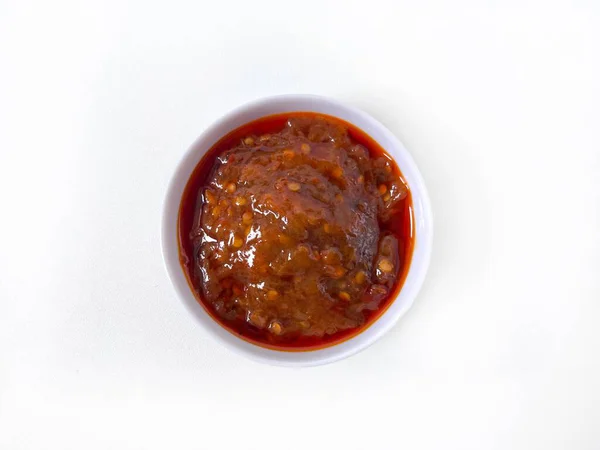 Sambal Goreng, beyaz kasede servis edilen kırmızı acı biber sosu. Zengin dokuyu, canlı rengi ve geleneksel Endonezya çeşni tarzını gösteriyor. Üst görüntü, beyaz arkaplanda izole