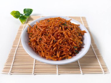 Kentang Mustofa, Endonezya çıtır çıtır baharatlı patates dilimleri bambu hasırında servis ediliyor. Yemek temaları, reklamlar ve mutfak sunumları için ideal..