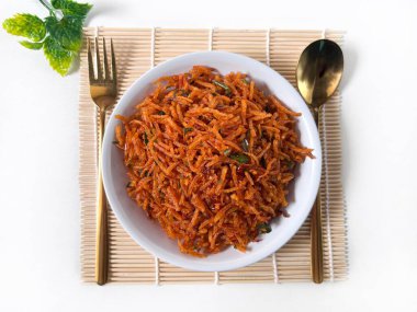 Kentang Mustofa, Endonezya çıtır çıtır patatesleri kaşık ve çatalla bambu hasırında beyaz bir tabakta servis edilir. En iyi görüntü, yemek temaları için ideal.