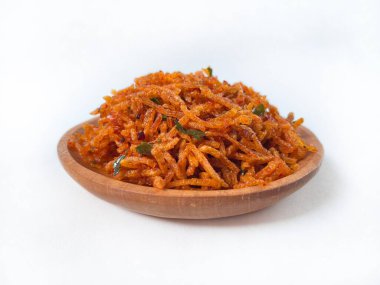 Kentang Mustofa, Endonezya çıtır çıtır baharatlı patates dilimleri ahşap bir tabakta servis edilir. Beyaz arka planda izole edilmiş. Yemek temaları ve mutfak sunumu için ideal.