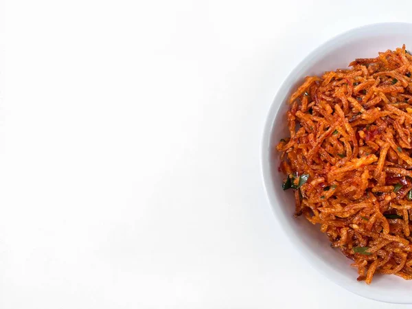 Kentang Mustofa, Endonezya çıtır çıtır baharatlı patates dilimleri beyaz tabakta servis edilir. Üst görüntü, beyaz arkaplanda kopya alanı ile izole edilmiş. Yemek temaları ve mutfak sunumu için ideal.