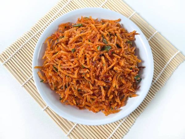 Kentang Mustofa, Endonezya çıtır çıtır baharatlı patates dilimleri bambu hasırında servis ediliyor. Yemek temaları, reklamlar ve mutfak sunumları için ideal..