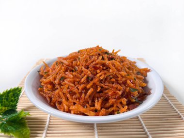 Kentang Mustofa, Endonezya çıtır çıtır baharatlı patates dilimleri beyaz tabakta servis edilir. Yemek temaları, reklamlar ve mutfak sunumu için ideal.