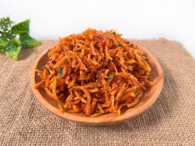 Kentang Mustofa, Endonezya gevreği ve baharatlı patates çubukları çuval bezi üzerinde servis edilir. Yemek temaları, reklamlar ve mutfak sunumları için ideal..