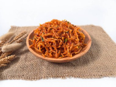 Kentang Mustofa, Endonezya gevreği ve baharatlı patates çubukları çuval bezi üzerinde servis edilir. Yemek temaları, reklamlar ve mutfak sunumları için ideal..