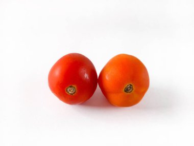 Beyaz arka planda iki olgun domates taze organik sebzeler yemek, salata malzemeleri ve sağlıklı beslenme için idealdir..