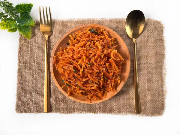 Kentang Mustofa, Endonezya gevreği ve baharatlı patates çubukları kaşık ve çatalla çuval bezi üzerinde servis edilir. Üst görüntü. Yemek temaları, reklamlar ve mutfak sunumları için ideal..