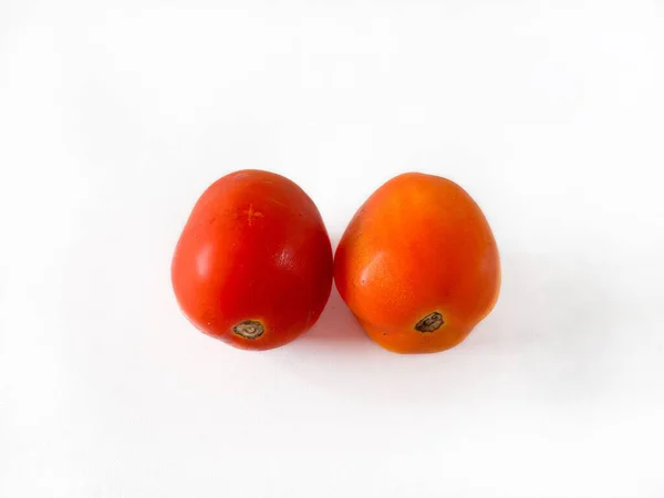 Beyaz arka planda iki olgun domates taze organik sebzeler yemek, salata malzemeleri ve sağlıklı beslenme için idealdir..
