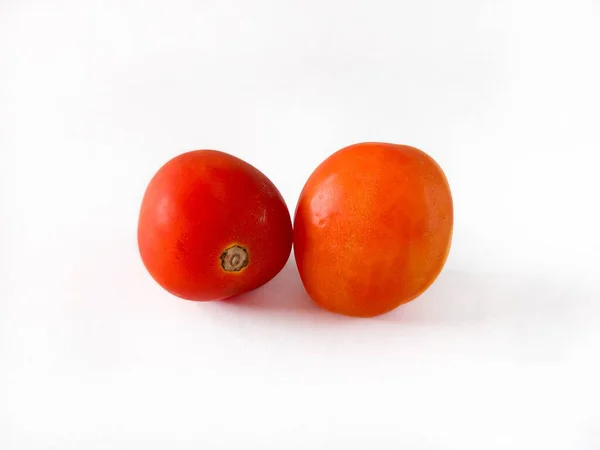 Beyaz arka planda iki olgun domates taze organik sebzeler yemek, salata malzemeleri ve sağlıklı beslenme için idealdir..
