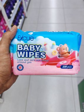 Terengganu, Malezya - 22 Aralık 2025: Karikatür ayı ve uçak tasarımlı bebek mendilleri, mağazanın içinde, çilek kokulu etiketli