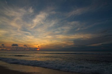 Endonezya, Bali 'de dramatik günbatımı bulutları