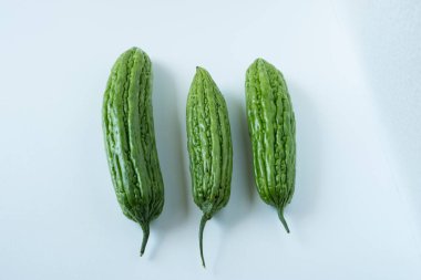 Temiz, basit bir ürün çekimi. Üç büyük, taze kavun, saf beyaz arka planda, onları sağlıklı yiyecek, sebze ve yemek temaları için mükemmel kılıyor..