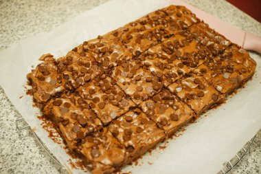 Ev yapımı çikolatalı kekler, zengin, yapışkan dokularını sergiliyorlar..