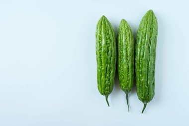 Beyaz arka planda üç canlı yeşil kavun, temiz yemek temalı planlar, ambalaj tasarımı veya botanik çizimler için ideal..