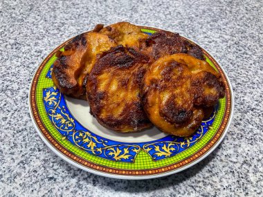 Tatlı bal serpiştirilmiş altın muz (Pisang Goreng). Endonezya yemeği ya da tatlı. Tatlı ikram, atıştırmalıklar, Endonezya tatlıları ve yemek fotoğrafçılığı teması.