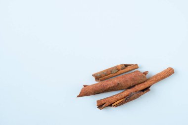 Beyaz arka planda üç desenli tarçın çubuğu, gıda ambalajı, mevsimsel tasarım, yemek, baharatlar, yemek pişirme, tatil temaları, bitkisel eğitim görselleri için mükemmel..