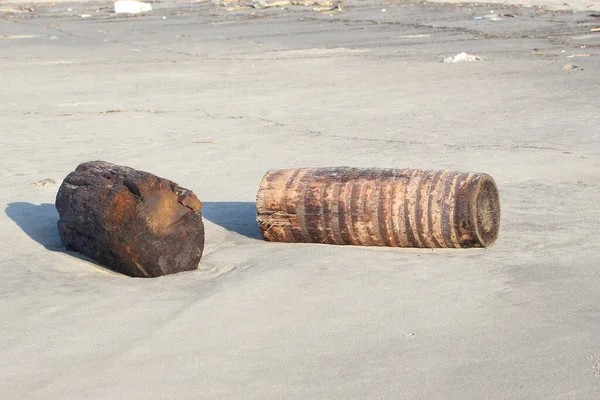 Kumsalda yatan iki tahta kütük.