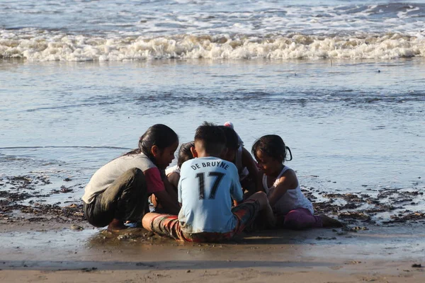 Bireuen, Endonezya - 8 Ekim 2025: Güneşli bir günde, sahilde birlikte oynayan bir grup mutlu çocuk