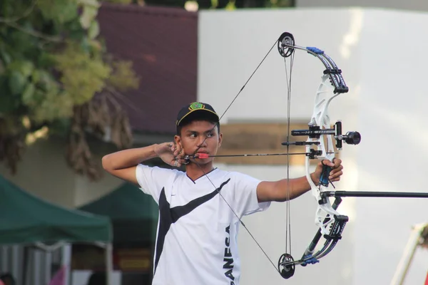 Banda Aceh, Endonezya - 11 Ekim 2025: Odaklanmış genç okçu açık hava tatbikatı sırasında yay hedefliyor