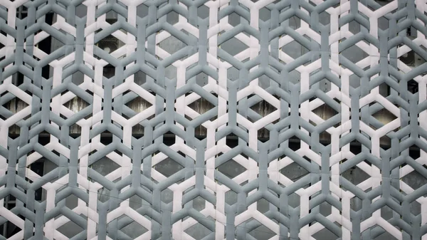 Geometrik 3D altıgen desenli gri ve beyaz tonlarda modern mimari cephe