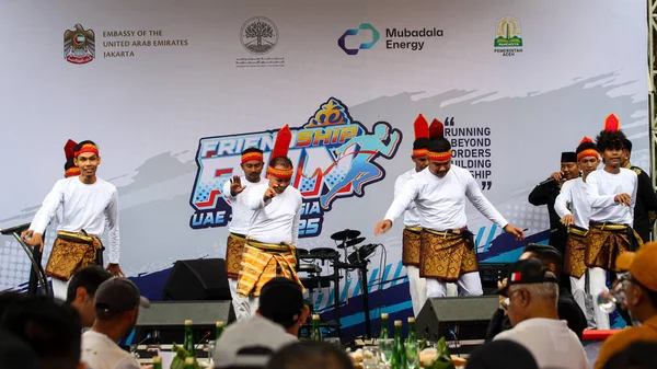 Banda Aceh, Endonezya - 27 Ekim 2025: Banda Aceh 'te düzenlenen Dostluk Koşusu sırasında geleneksel Aceh dansı gösterisi