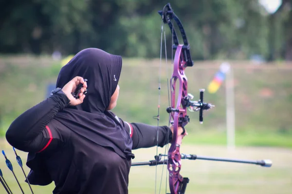 Banda Aceh, Endonezya - 7 Kasım 2025: Spor başörtüsü takan kadın okçu