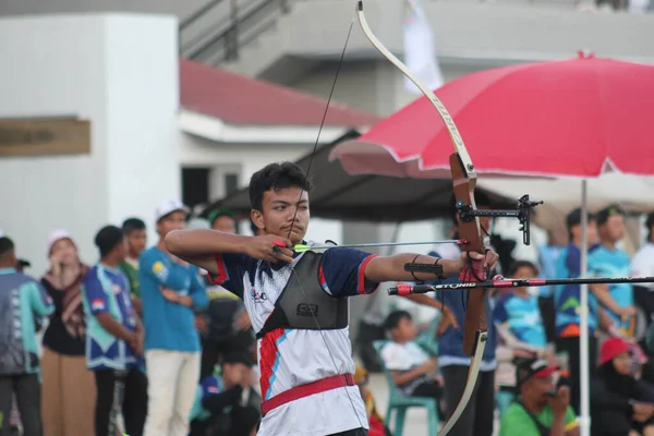 Banda Aceh, Endonezya - 10 Kasım 2025: Tekrarlanan yay ile odaklanmış genç erkek okçu
