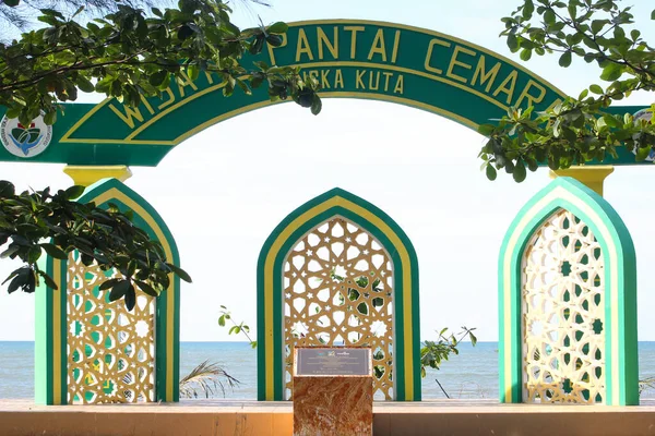 Bireuen, Endonezya - 17 Kasım 2025 Wisata Pantai Cemara 'nın popüler bir sahil kapısı