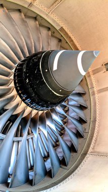 Uçak motorlu pervane pervanelerinin yakın çekim görüntüsü, hassas mühendislik, aerodinamik tasarım ve gelişmiş havacılık teknolojisi.