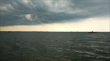 Kötü havada denizin üstünde kara fırtınalı bir gökyüzü
