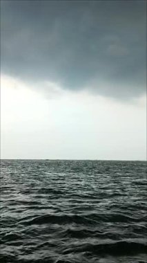 Kötü havada denizin üstünde kara fırtınalı bir gökyüzü