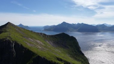 Denizden yükselen görkemli dağlar, Norveç 'teki lofoten adalarının nefes kesici bir manzarasını yaratıyor. Doğayı sevenler ve macera arayanlar için popüler bir yer.