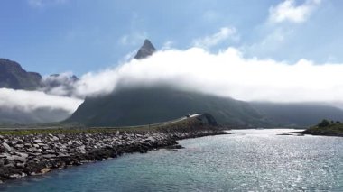 Bulutlar, Atlantik okyanus yolunun manzaralı bir parçası olan ikonik storisundet köprüsü yakınlarındaki dağın zirvesini kucaklıyor.