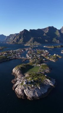 Norveç 'teki Lofoten Adaları' nın nefes kesen manzarası içindeki kayalık bir adada yer alan Henningsvaer balıkçı köyünün ve eşsiz futbol stadyumunun göz kamaştırıcı manzarası.