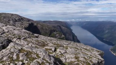 Muhteşem insansız hava aracı görüntüleri, parlak bir yaz gününde Norveç 'in başkenti Rogaland' da bulunan Lysefjord 'un üzerinde yükselen muhteşem bir kayayı veya minber kayayı gösteriyor.