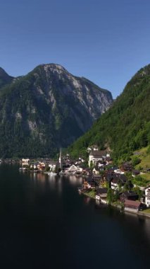 Resimli insansız hava aracı görüntüleri, Dachstein Alpleri ve Hallstatter 'in karanlık suları arasında yer alan popüler bir turizm beldesi olan Hallstatt' ın nefes kesici göl kenarı köyünü gösteriyor.