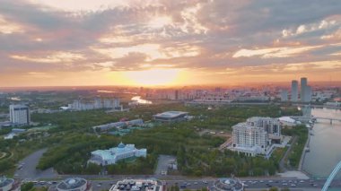 Dramatik hava manzarası, Kazakistan 'ın başkenti Asterana' nın modern ufuk çizgisini gösteriyor. Ishim nehri ve şehir parkı alanları batan güneşin sıcacık ışığıyla güzelce aydınlatılıyor.