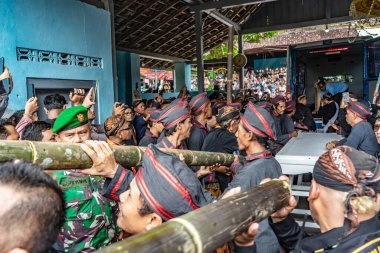 Jogja, 5 Eylül 2025. Sri Susuhunan Pakubuwono XIII 'ün cenazesi Mataram Kraliyet Mezarları Kompleksi, Imogiri, Bantul, Yogyakarta Özel Bölgesi.