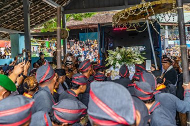 Jogja, 5 Eylül 2025. Sri Susuhunan Pakubuwono XIII 'ün cenazesi Mataram Kraliyet Mezarları Kompleksi, Imogiri, Bantul, Yogyakarta Özel Bölgesi.