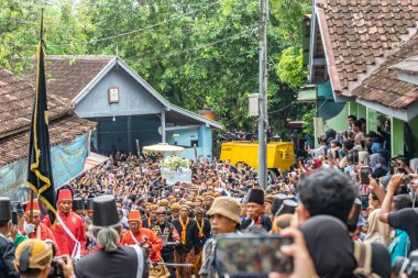 Jogja, 5 Eylül 2025. Sri Susuhunan Pakubuwono XIII 'ün cenazesi Mataram Kraliyet Mezarları Kompleksi, Imogiri, Bantul, Yogyakarta Özel Bölgesi.
