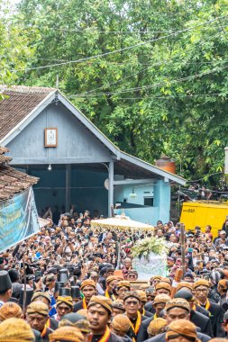 Jogja, 5 Eylül 2025. Sri Susuhunan Pakubuwono XIII 'ün cenazesi Mataram Kraliyet Mezarları Kompleksi, Imogiri, Bantul, Yogyakarta Özel Bölgesi.
