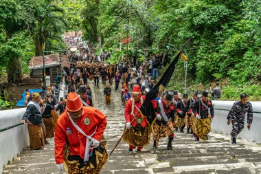 Jogja, 5 Eylül 2025. Sri Susuhunan Pakubuwono XIII 'ün cenazesi Mataram Kraliyet Mezarları Kompleksi, Imogiri, Bantul, Yogyakarta Özel Bölgesi.