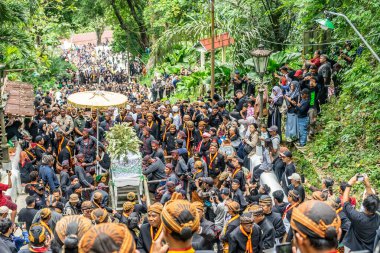 Jogja, 5 Eylül 2025. Sri Susuhunan Pakubuwono XIII 'ün cenazesi Mataram Kraliyet Mezarları Kompleksi, Imogiri, Bantul, Yogyakarta Özel Bölgesi.