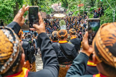 Jogja, 5 Eylül 2025. Sri Susuhunan Pakubuwono XIII 'ün cenazesi Mataram Kraliyet Mezarları Kompleksi, Imogiri, Bantul, Yogyakarta Özel Bölgesi.