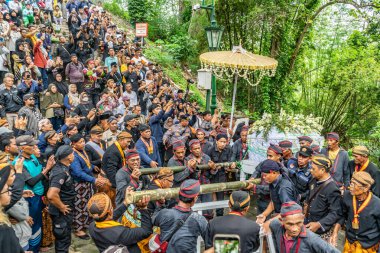 Jogja, 5 Eylül 2025. Sri Susuhunan Pakubuwono XIII 'ün cenazesi Mataram Kraliyet Mezarları Kompleksi, Imogiri, Bantul, Yogyakarta Özel Bölgesi.