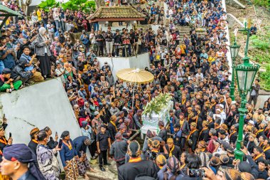 Jogja, 5 Eylül 2025. Sri Susuhunan Pakubuwono XIII 'ün cenazesi Mataram Kraliyet Mezarları Kompleksi, Imogiri, Bantul, Yogyakarta Özel Bölgesi.